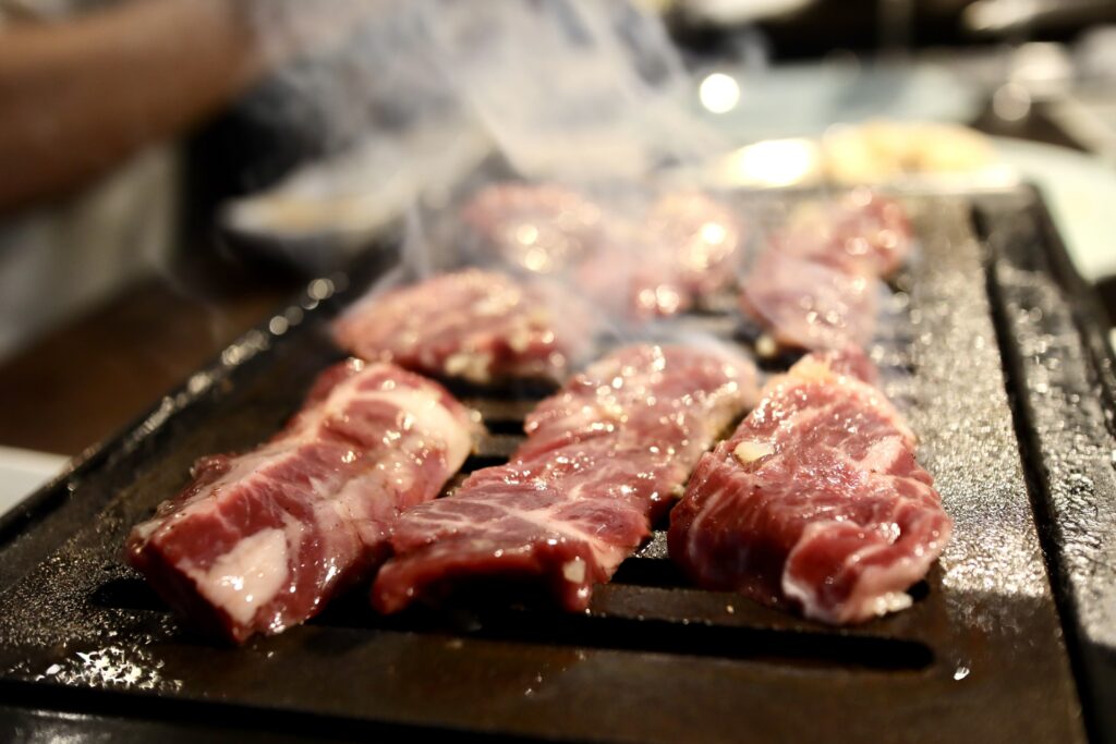 鉄板で焼かれるハラミ肉