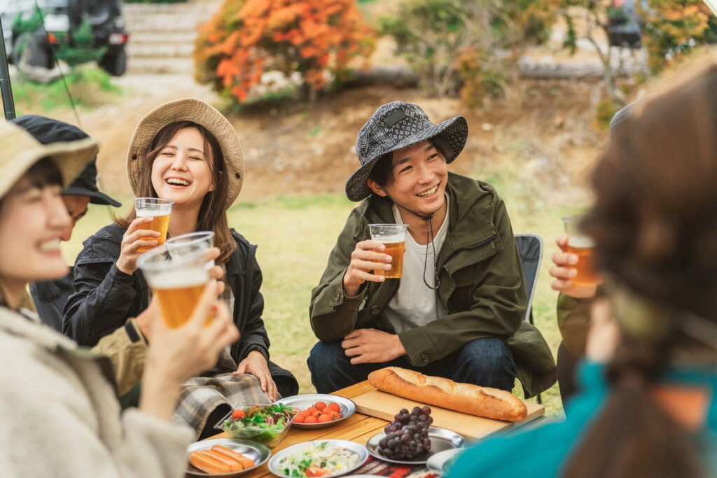 BBQでビール飲んでいる画像