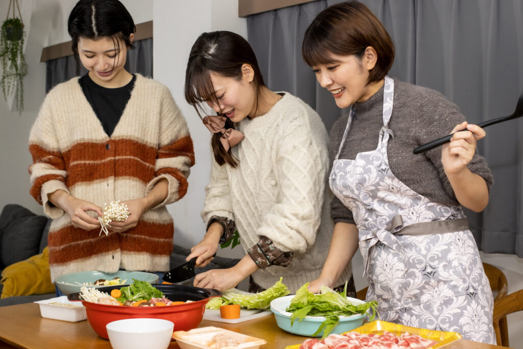 女性3名と鍋画像