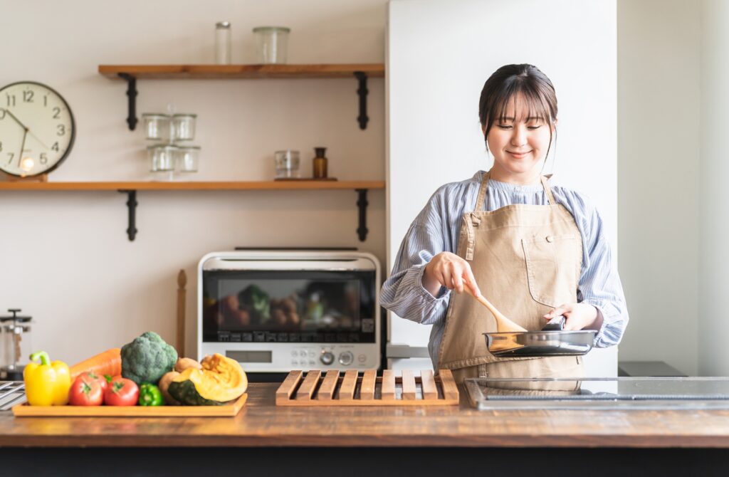 女性料理画像